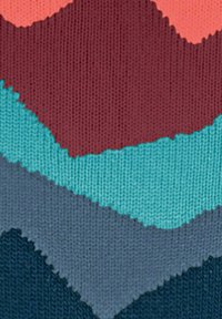 Motivo tessile con strisce ondulate in rosso, corallo, teal, azzurro chiaro, grigio scuro e blu navy, creando un design vivace e strutturato.