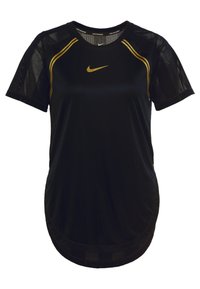 Svart träningsskjorta med korta, ventilerande nätärmar; har gula detaljer och en liten guldlogotyp på framsidan. Rundad nederkant.