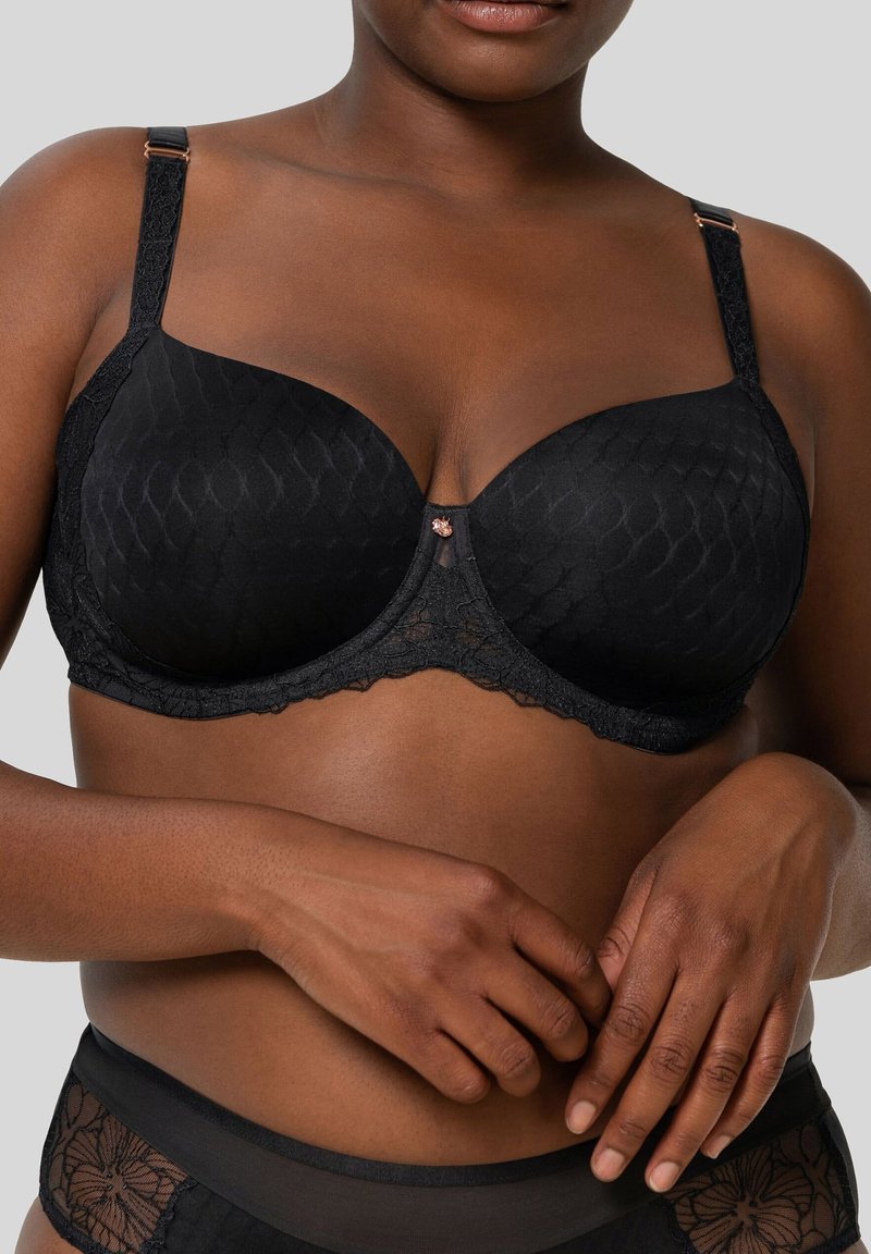 Zwarte beha met gepadde cups, voorzien van een textuur met een diamanten patroon, kantafwerking en een decoratieve sluiting aan de voorkant. Verstelbare banden.