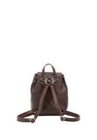 Bruine leren rugzak met een afgeronde vorm, een voorflap, metalen accenten, verstelbare schouderbanden en een glanzende, gestructureerde afwerking.