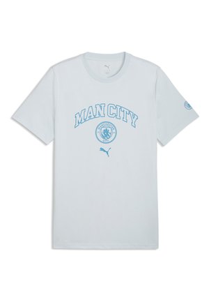 Camiseta blanca de manga corta con texto "MAN CITY", escudo del Manchester City FC y logo de Puma en azul claro en el frente.