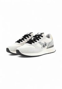 Baskets blanches et grises avec des lacets noirs, en daim texturé et en mesh, ornées d'une étoile en paillettes argentées et d'une semelle en caoutchouc noire.