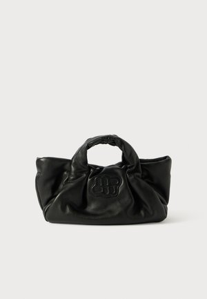 Μαύρη δερμάτινη τσάντα χειρός με μαλακό, συγκεντρωμένο σχέδιο. Διαθέτει υφή λογότυπου μπροστά και δύο ανθεκτικές λαβές για εύκολη μεταφορά.