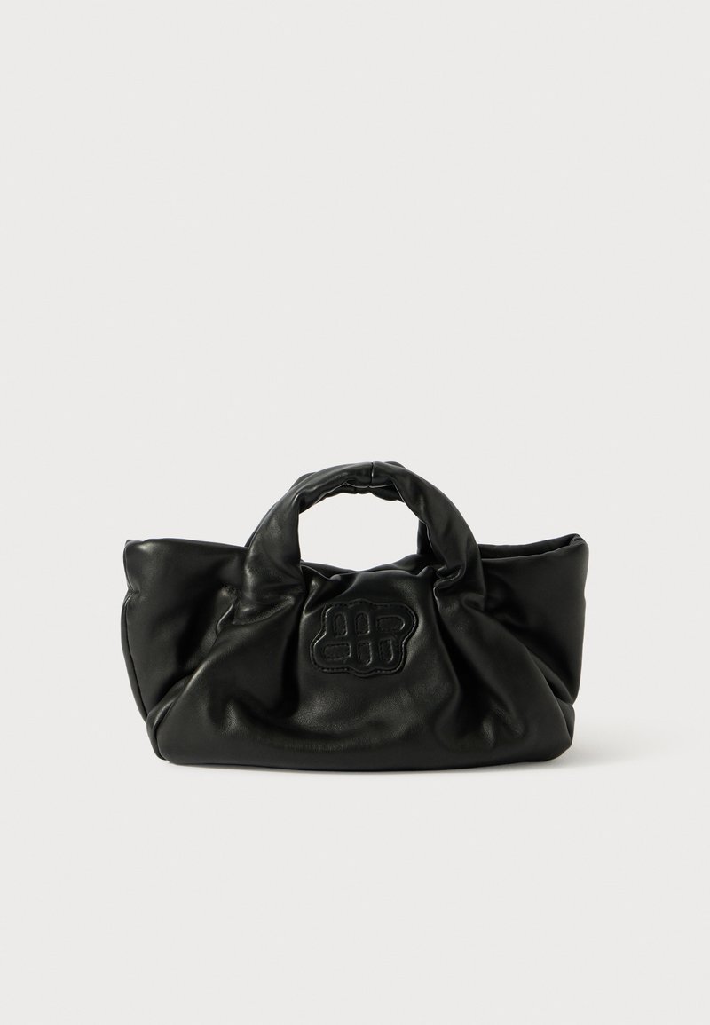 Sort læderhåndtaske med et blødt, samlet design. Har et struktureret logo på fronten og to robuste håndtag til bæring.