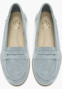 Himmelblaue Wildleder-Lederschuhe mit flacher Sohle, runder Zehenpartie und dekorativer Riemendetail. Das Innere verfügt über ein glattes beiges Futter.
