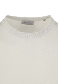 Licht beige sweater met een ribbelkraag. Zachte, gestructureerde stof met minimale labeldetails bij de halslijn, ontworpen voor een ontspannen pasvorm.