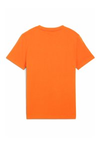T-shirt z krótkim rękawem w jaskrawym pomarańczowym kolorze, o luźnym kroju i okrągłym dekolcie. Gładka tekstura bez widocznych wzorów lub grafik.