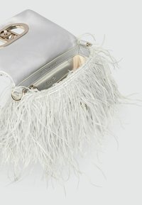 Borsa handbag in finta pelle argento con una finitura a frange bianche testurizzate. Presenta una chiusura in metallo dorato e un interno crema con una tasca con zip.