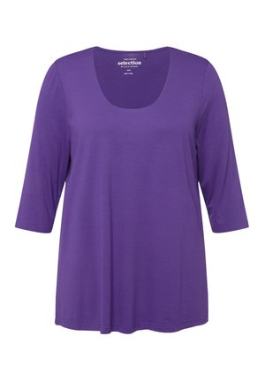 Paarse longsleeve t-shirt met een ronde hals, gemaakt van zachte stof, met een relaxte pasvorm en subtiele stikdetails rond de mouwen.