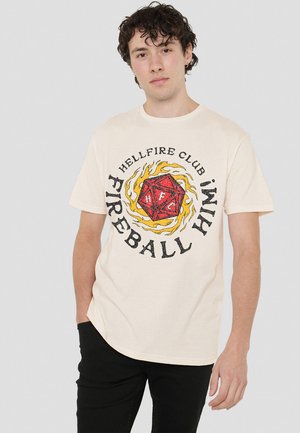 Cremfarbener T-Shirt mit einem Grafikdruck, der einen roten Würfel, Flammen und den Text "HELLFIRE CLUB FIREBALL HIM" zeigt. Kurze Ärmel, runder Ausschnitt.
