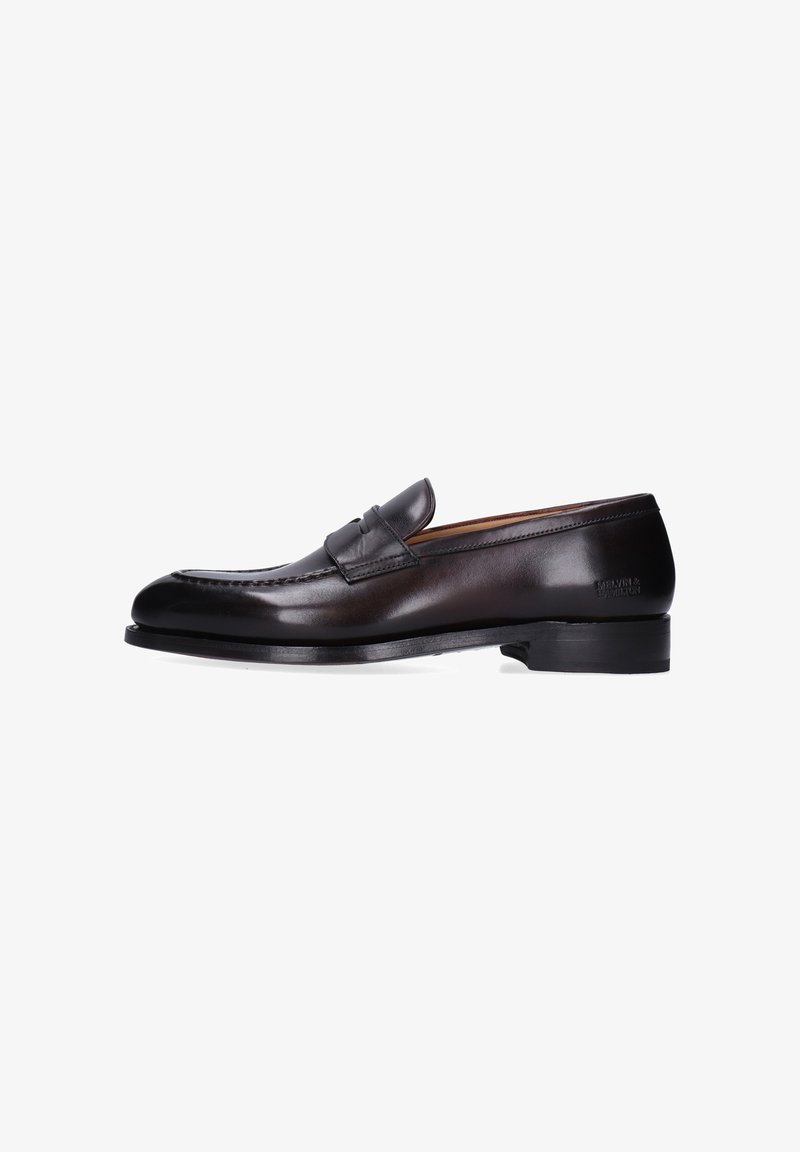 Mocassin penny en cuir noir avec un talon bas, un design élégant et un marquage en relief subtil sur le côté.