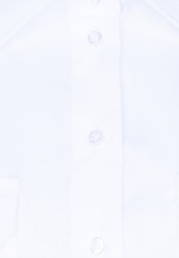 Camicia bianca con bottoni, caratterizzata da una texture liscia, colletto classico e taschino frontale. Presenta bottoni trasparenti lungo la patta.