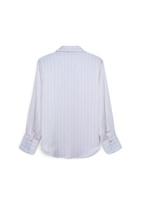 Camicia bianca a maniche lunghe con righe verticali rosa, design con colletto, polsini con bottoni e vestibilità rilassata. Il tessuto appare liscio e leggero.