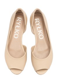 Beżowe baleriny z odkrytymi palcami wykonane z teksturowanej skóry, z gładką podszewką, z markową wkładką i minimalistycznym designem.