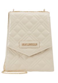 Borsa a tracolla in pelle trapuntata beige con una catena dorata, dotata di chiusura a patta e di una placca con logo dorato sulla parte frontale.