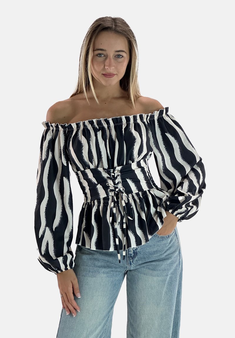 Schulterfreies Blusenshirt mit einem schwarz-weißen Wellenstreifenmuster, geraffter Taille und puffigen Ärmeln, aus leichtem Stoff.