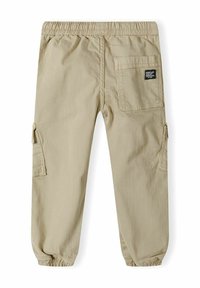 Beige cargo kalhoty s elastickým pasem, zúženými manžetami, bočními kapsami a zadní kapsou s etiketou. Vyrobené z lehkého materiálu.