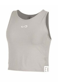 Top deportivo sin mangas de color gris claro con un pequeño logo blanco de infinito centrado cerca del escote y texto blanco parcial en el dobladillo lateral.