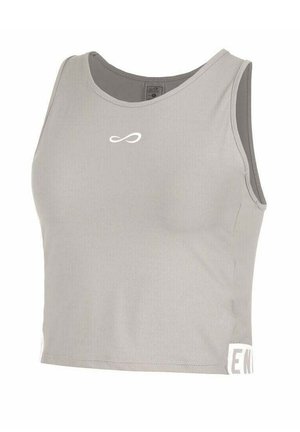 Top deportivo sin mangas de color gris claro con un pequeño logo blanco de infinito centrado cerca del escote y texto blanco parcial en el dobladillo lateral.