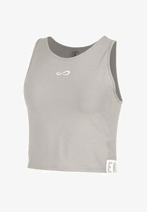 Top deportivo sin mangas de color gris claro con un pequeño logo blanco de infinito centrado cerca del escote y texto blanco parcial en el dobladillo lateral.