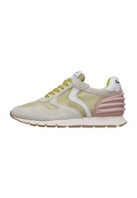 Wildleder- und Mesh-Sneaker in Hellgrau und Grün, mit einem weißen Logo, pinken Akzenten und einer strukturierten Sohle mit einzigartigem Rillenabsatz.