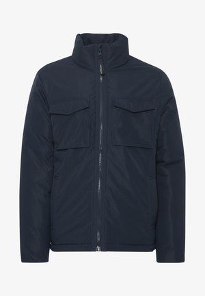 Giacca imbottita blu navy con colletto alto, chiusura frontale con zip e due tasche sul petto. Presenta una texture liscia e una vestibilità sagomata.