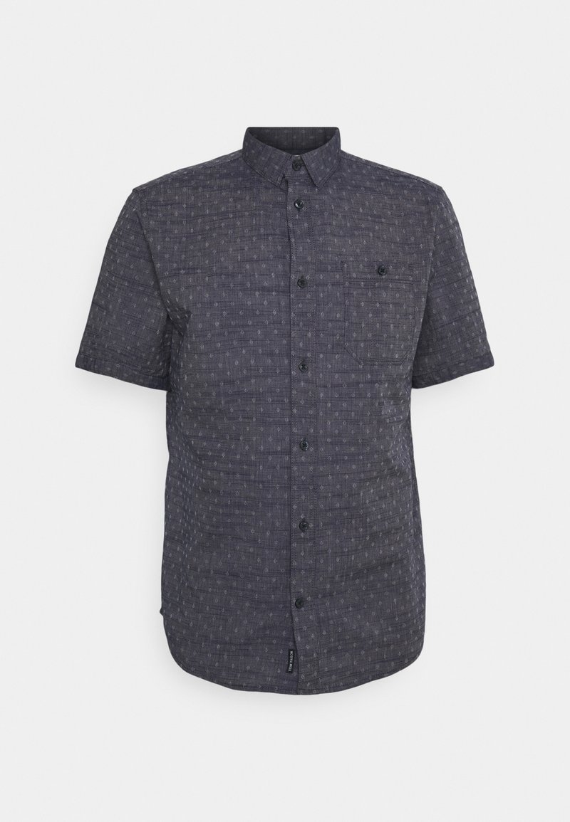 Camisa de manga corta azul oscuro con estampado, cuello abotonado, bolsillo frontal y botones negros. Tejido texturizado con un diseño geométrico sutil.