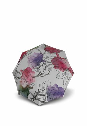 Paraguas con un patrón floral que presenta grandes flores en acuarela rojas, moradas y rosas contorneadas en negro sobre un fondo blanco.