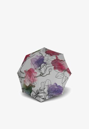 Paraguas con un patrón floral que presenta grandes flores en acuarela rojas, moradas y rosas contorneadas en negro sobre un fondo blanco.