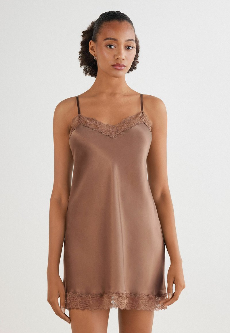 Brun satin klänning med spetskant vid urringningen och fåll, med tunna justerbara band och en mjuk, något glänsande yta.