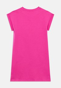 Ζωντανό ροζ φόρεμα T-shirt από απαλό βαμβάκι, με κοντά μανίκια, στρογγυλή λαιμόκοψη και ευθύ κόψιμο χωρίς πρόσθετες λεπτομέρειες.