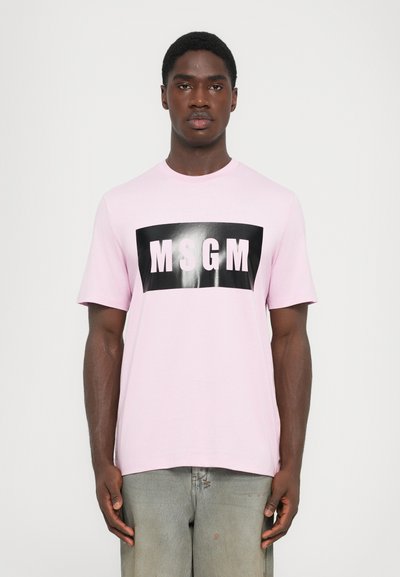 Kurzärmliges pinkes T-Shirt mit einem schwarzen rechteckigen Grafikdesign, das "MSGM" in weißen Buchstaben zeigt. Aus weichem Baumwollmaterial, lockere Passform.
