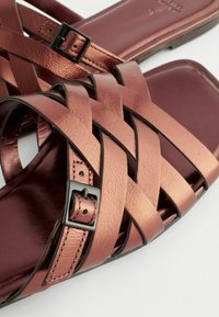 Next FOREVER COMFORT CROSS STRAP REGULAR WIDE FIT - Slip-on sandaler - metallic