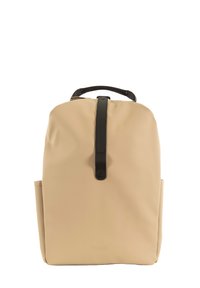Béžový vodotesný batoh s hladkou textúrou, čiernym horným držadlom a bočnými vreckami. Má minimalistický dizajn a nenápadné logo.