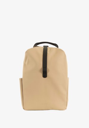 Béžový vodotesný batoh s hladkou textúrou, čiernym horným držadlom a bočnými vreckami. Má minimalistický dizajn a nenápadné logo.