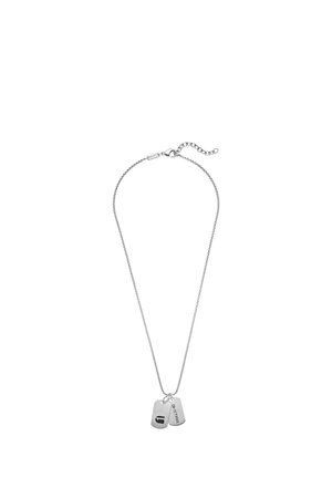 Zilveren ketting met twee rechthoekige dogtags, één gegraveerd met een logo en de andere met de tekst "G-STAR".