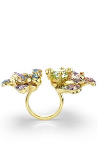 Goldring mit floralen Design und mehrfarbigen Edelsteinen, darunter pink, grün und blau, auf detailliert gestalteten Blütenblättern eingesetzt.