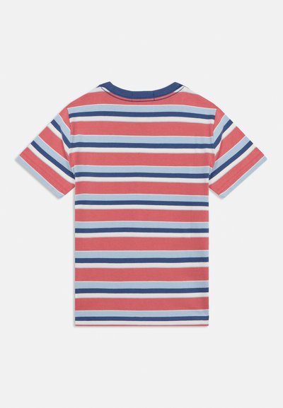 Κοντομάνικη μπλούζα με οριζόντιες ρίγες σε κοραλί, ναυτικό μπλε, ανοιχτό μπλε και λευκό και στρογγυλή λαιμόκοψη σε ναυτικό μπλε.