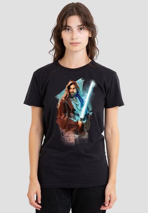 Schwarzes Baumwoll-T-Shirt mit einem künstlerischen Druck eines Charakters, der ein blaues Lichtschwert hält und einen braunen Umhang trägt, vor einem bunten Hintergrund.