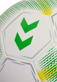 Hvid fodbold med grønne chevron-mønstre, tekstureret overflade, hexagonale paneler og gule gradient-detaljer.