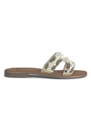 Sandales beiges avec deux bandes décoratives ornées de perles blanches et grises. Semelle souple avec un profil bas et une semelle intérieure texturée.