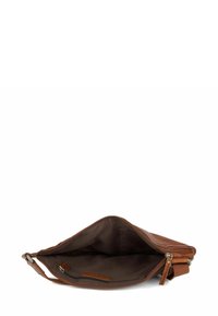 Sac en cuir marron avec une texture lisse, forme rectangulaire, fermeture éclair et intérieur en tissu foncé. Dispose d'une bandoulière amovible.