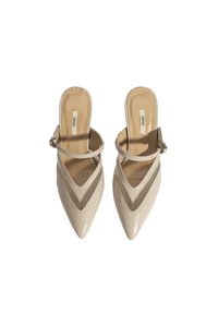 Beige Schuhe mit spitzer Zehenform und Slingback-Design, aus glattem, krokodilgenarbtem Material, mit einem kontrastierenden helleren V-förmigen Design und einem Knöchelriemen.