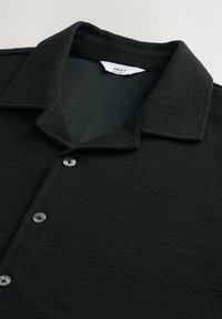 TEXTURED SHORT SLEEVE - Vapaa-ajan kauluspaita - black crepe