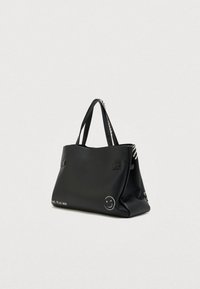 Fekete texturált anyagból készült bevásárlótáska, két fogantyúval, fehér mosolygós arc mintával és grafikus szöveggel az elején.