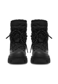 Melni potītes zābaki ar mīkstu augšdaļu, teksturētu gumijas zoli un kontrastējošām šņorēm, kas caurmetinātas caur metāla acīm. Pastiprināta purngala un papēža daļa.