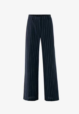 Pantalones anchos azul marino con rayas verticales blancas, cintura plana y ajuste relajado. El material es suave con un ligero brillo.