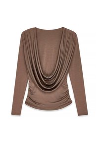 Haut marron à manches longues avec un décolleté en cowl profond et des côtés froncés, posé à plat sur un fond blanc.