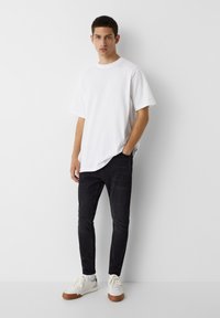PULL&BEAR BASIC CARROT - Jeans Tapered Fit - black