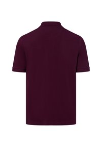 Burgundowa koszulka polo z klasycznym kołnierzykiem, krótkimi rękawami, gładką fakturą i prostym wykończeniem. Brak widocznych logo lub wzorów.